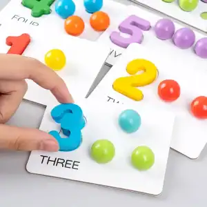 Perles en bois colorées pour apprentissage Montessori.